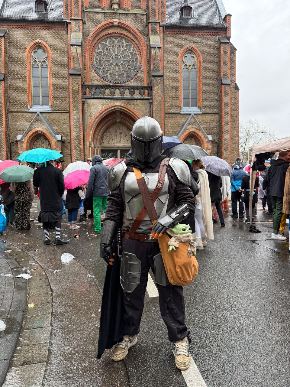 Oualid als Mandalorian mit Grogu in der Umhängetasche, Rüstung selbst gedruckt und gefinisht